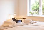 Ferienwohnung Nordkap in Wittdün/Amrum   Schreibtisch mit einer Lampe - Haus Jungnamen Sand - Wohnung Nordkap - Top-Hundeurlaub