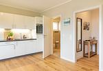 Ferienwohnung Nordkap in Wittdün/Amrum   Küchenzeile und Tür zum Badezimmer - Haus Jungnamen Sand - Wohnung Nordkap - Top-Hundeurlaub
