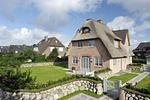 Hauptansicht - Ferienhaus Sylt Hüs - urlauben unter Reet - Top-Hundeurlaub