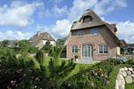 Hauptansicht - Ferienhaus Sylt Hüs - urlauben unter Reet - Top-Hundeurlaub