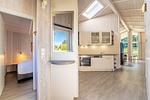 Wohnzimmer mit Blick ins Schlafzimmer und Küche - Ferienhaus 09 - Top-Hundeurlaub