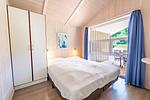 1. Schlafzimmer mit Doppelbett - Ferienhaus 09 - Top-Hundeurlaub