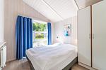 2. Schlafzimmer mit Doppelbett und Kleiderschrank - Ferienhaus 09 - Top-Hundeurlaub
