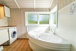 Badezimmer mit Blick zur Waschmaschine - Ferienhaus 11 - Top-Hundeurlaub