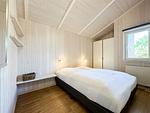 3. Schlafzimmer mit Doppelbett und Kleiderschrank - Ferienhaus 13 - Top-Hundeurlaub