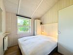 5. Schlafzimmer mit Doppelbett und Kleiderschrank - Ferienhaus 13 - Top-Hundeurlaub