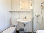 Badezimmer mit WC und Waschbecken - Ferienhaus 13 - Top-Hundeurlaub