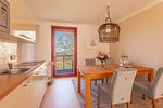 Wohn-/Essbereich mit Küchenzeile - Haus Fore - Appartement Hiddensee 1 - Top-Hundeurlaub