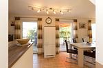 Küchenzeile mit Esstisch - Ferienhaus Bella Vista - Top-Hundeurlaub