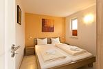1. Schlafzimmer im Erdgeschoss mit Doppelbett - Ferienhaus Bella Vista - Top-Hundeurlaub
