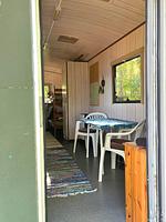 Einfacher Essbereich in der Off-Grid-Hütte Tiny Rosö - Tiny Rosö - Top-Hundeurlaub
