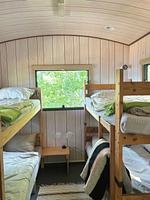 Etagenbetten in der einfachen Naturhütte Tiny Rosö in Småland - Tiny Rosö - Top-Hundeurlaub