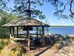 Überdachte Terrasse von Tiny Rosö mitten in der Natur Smålands - Tiny Rosö - Top-Hundeurlaub