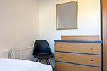 erstes Schlafzimmer mit Sitzgelegenheit - Wohnung 07-7 - Top-Hundeurlaub