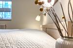 Doppelbett mit Blick zum Fenster - Souterrain Wohnung 09 - Top-Hundeurlaub