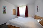 Schlafzimmer mit Blick aus dem Flur - Wohnung 012 - Top-Hundeurlaub