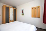 Schlafzimmer mit Kleiderschrank - Wohnung 012 - Top-Hundeurlaub