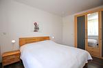 Schlafzimmer mit Doppelbett - Wohnung 012 - Top-Hundeurlaub