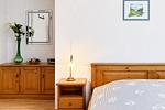 Schlafzimmer mit Kommode - Wohnung 39 - Top-Hundeurlaub