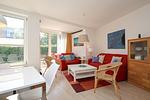 Wohnzimmer mit Blick zur Terrasse - Wohnung 069 - Top-Hundeurlaub