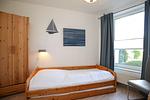 erstes Schlafzimmer mit Einzelbett - Wohnung 069 - Top-Hundeurlaub