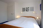 2. Schlafzimmer im Obergeschoss mit Doppelbett - Wohnung 069 - Top-Hundeurlaub