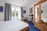 3. Schlafzimmer im 1. OG mit Zugang zum Balkon - Wohnung 069 - Top-Hundeurlaub