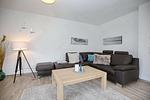 Wohnzimmer mit Ecksofa - Reethaus 19a - Top-Hundeurlaub