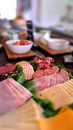 R02_Hotel Rosenhof_Frühstücksbuffet - Familienzimmer Nr. 02 - Top-Hundeurlaub