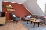 Gemütliches Wohnzimmer mit Sofa und Fernseher. - Strandoase - Wohnung 3 - Top-Hundeurlaub
