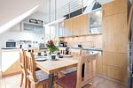 Moderne Küche mit Esstisch und Geräten. - Strandoase - Wohnung 3 - Top-Hundeurlaub