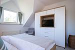 Schlafzimmer mit Doppelbett und Fernseher - Strandoase - Wohnung 3 - Top-Hundeurlaub