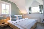 Schlafzimmer mit Doppelbett und Fenstern - Strandoase - Wohnung 3 - Top-Hundeurlaub