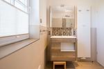 Modernes Badezimmer mit Waschbecken und Spiegel - Strandoase - Wohnung 3 - Top-Hundeurlaub