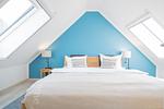 Schlafzimmer mit Doppelbett und blauer Wand - Strandoase - Wohnung 3 - Top-Hundeurlaub