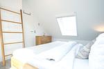 Helles Schlafzimmer mit Doppelbett und Holzkommode - Strandoase - Wohnung 3 - Top-Hundeurlaub