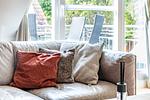 Wohnzimmer mit Sofa und Kissen - Strandoase - No. 3 - Top-Hundeurlaub