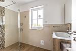 Moderne Badezimmeransicht mit Dusche - Strandoase - No. 3 - Top-Hundeurlaub