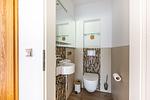 Modernes Badezimmer mit Waschbecken und WC - Strandoase - No. 3 - Top-Hundeurlaub