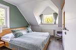 Schlafzimmer mit Doppelbett und Fenster - Strandoase - No. 3 - Top-Hundeurlaub