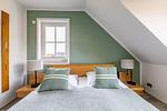 Schlafzimmer mit stilvollem Doppelbett - Strandoase - No. 3 - Top-Hundeurlaub