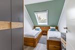 Schlafzimmer mit zwei Betten und Dachfenster - Strandoase - No. 3 - Top-Hundeurlaub