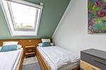 Schlafzimmer mit zwei Einzelbetten und einem Fenster - Strandoase - No. 3 - Top-Hundeurlaub