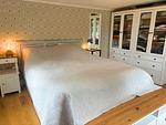 Schlafzimmer mit großem Doppelbett im Fischerhaus Fiskebon - Fiskebon - Top-Hundeurlaub
