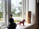 Liebevolle Details am Fenster im traditionellen Fiskebon in Figeholm - Fiskebon - Top-Hundeurlaub