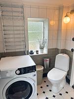 Modernes Badezimmer mit Waschtrockner im Ferienhaus Fiskebon - Fiskebon - Top-Hundeurlaub