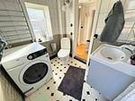 Badezimmer mit Waschtrockner und Dusche im Fiskebon in Figeholm - Fiskebon - Top-Hundeurlaub