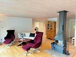 Großzügiges Wohnzimmer mit Kamin im Ferienhaus Blå Havet - Blå Havet - Top-Hundeurlaub
