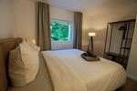 Schlafzimmer 1 - mit gemütlichem Doppelbett und Blick ins Grüne - Finkenblick - Top-Hundeurlaub