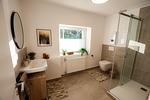 Elegantes Badezimmer mit Dusche - Finkenblick - Top-Hundeurlaub